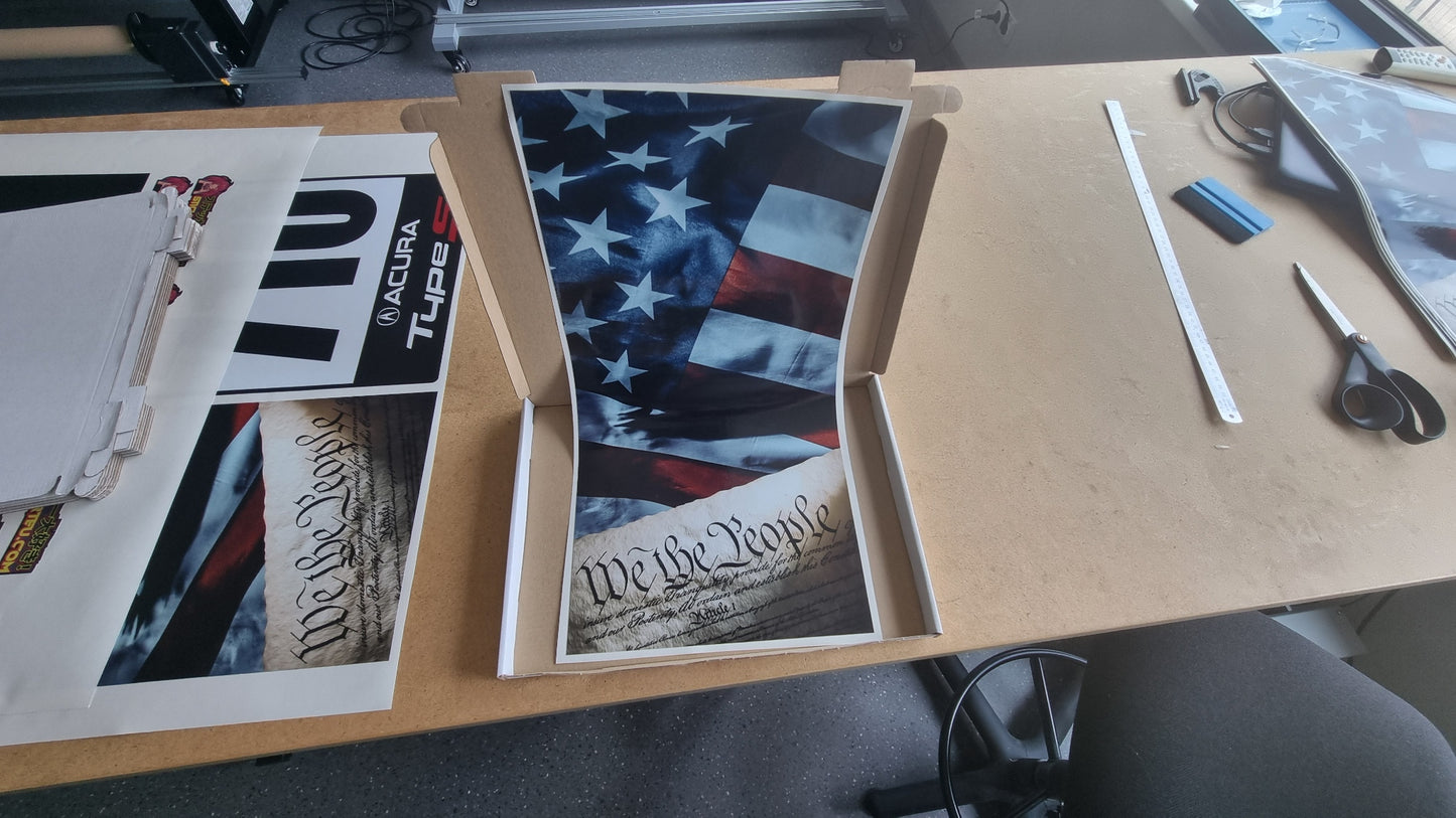 We The People – Aufkleber für die B-Säule der Muscle-Car-Tür mit amerikanischer Flagge im Hintergrund – professioneller Druck